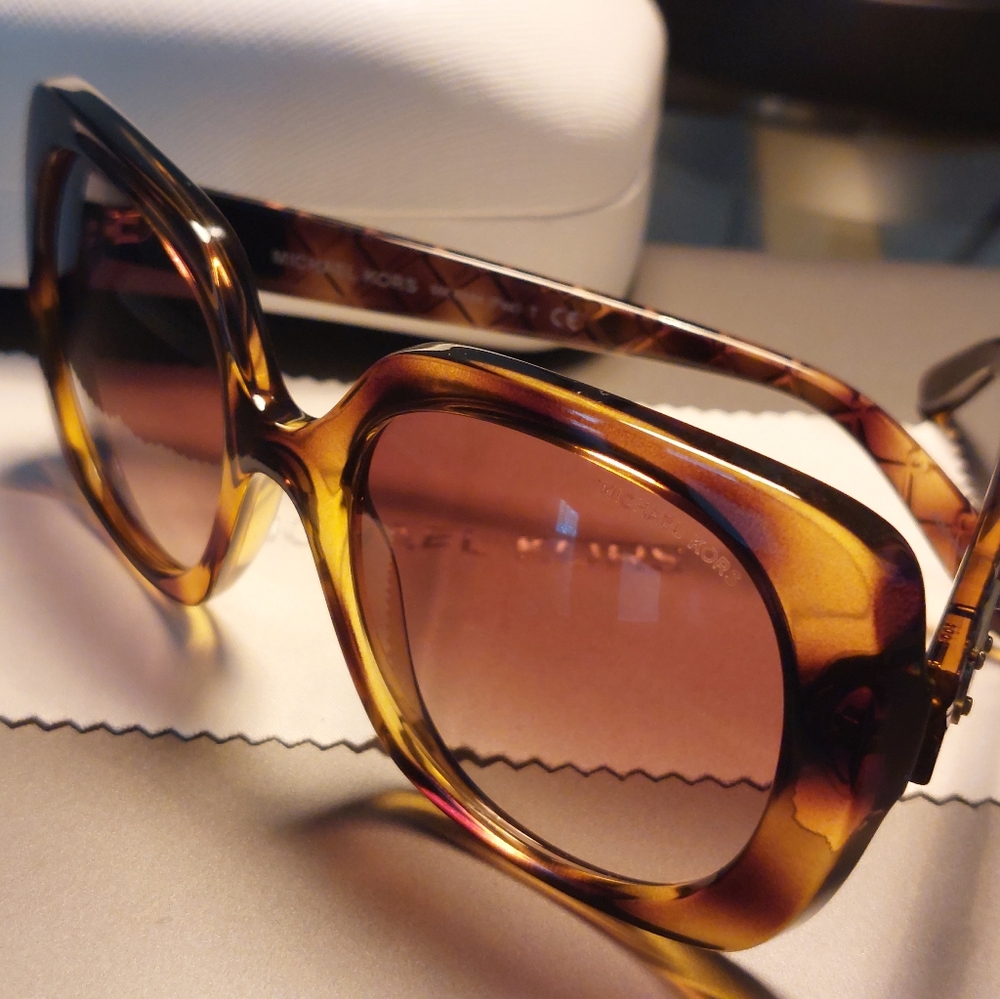 Michael Kors Paz sunglasses with case